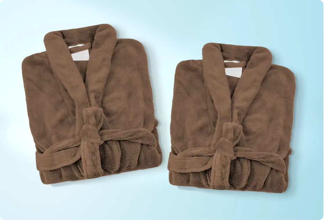 kit 2 roupões microfibra super macios - disponível em diferentes combinações de cores na loja off express - duas unidades marrons