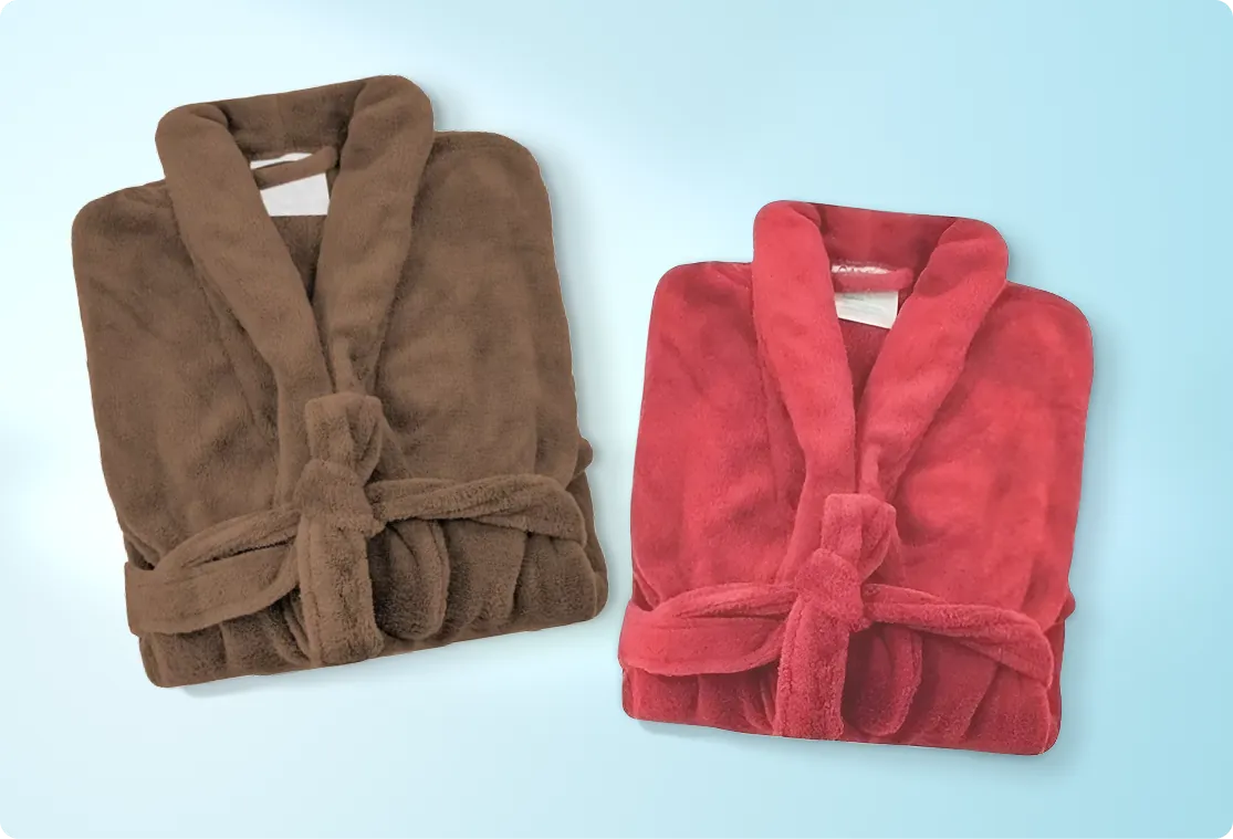 kit 2 roupões microfibra super macios - disponível em diferentes combinações de cores na loja off express - duas unidades: uma marrom e outra vermelha