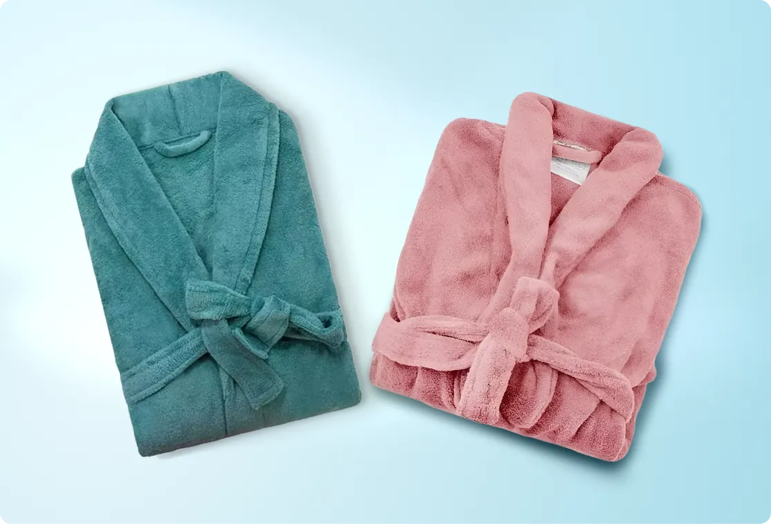 kit 2 roupões microfibra super macios - disponível em diferentes combinações de cores na loja off express - duas unidades: uma unidade verde água e outra rosa/nude