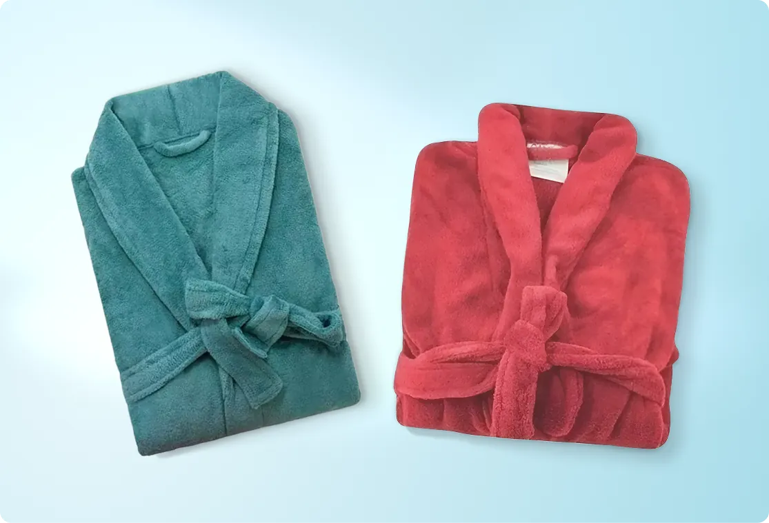 kit 2 roupões microfibra super macios - disponível em diferentes combinações de cores na loja off express - duas unidades: uma verde água e outra vermelha